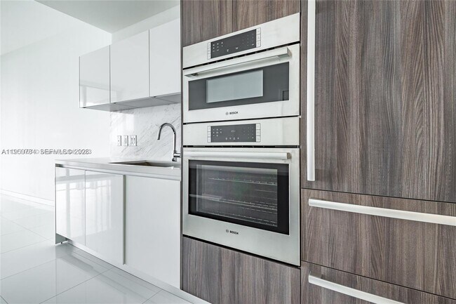 Building Photo - 851 NE 1st Ave