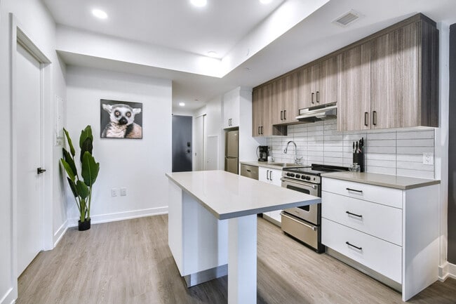 Building Photo - 90 Champagne Ave S