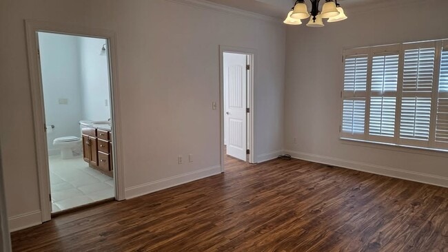 Building Photo - 324 Avenue of the Oaks