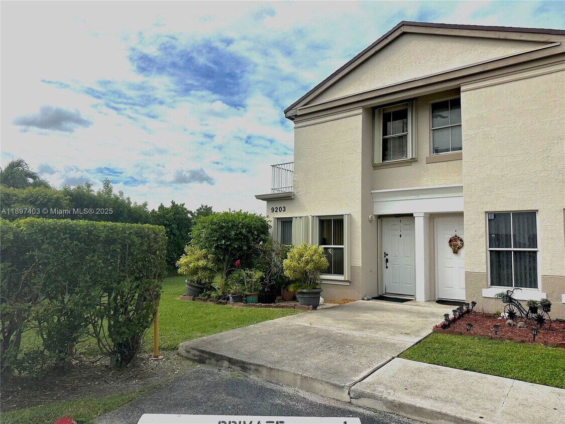 Primary Photo - 9203 Fontainebleau Blvd