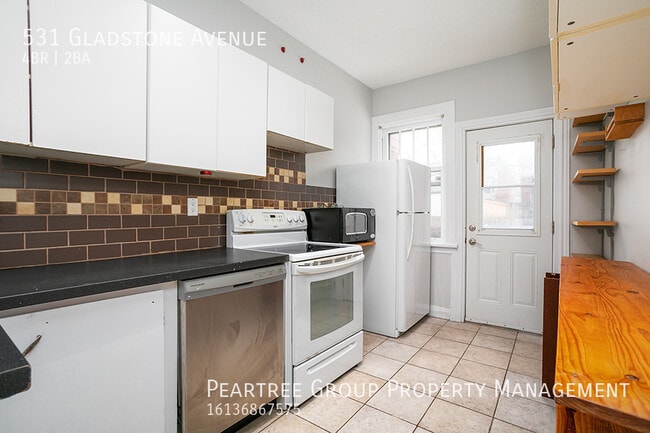 Building Photo - Gorgeous Gladstone House-Downtown - $200.0...