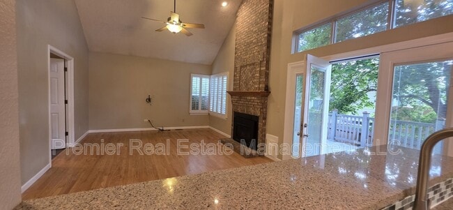 Building Photo - 572 W Jamison Pl