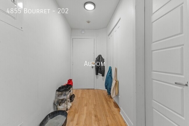 Building Photo - 4855 Av Bourret