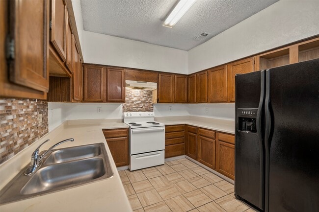 Foto del edificio - 7120 Deer Creek Ct