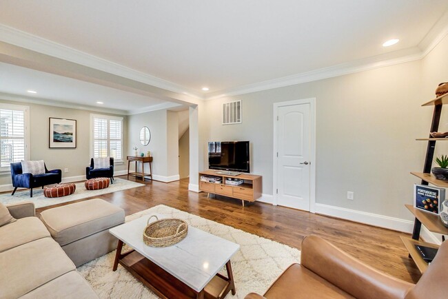 Foto del edificio - Beautiful 4 Bed + 3.5 bath SF on 7th St, N...