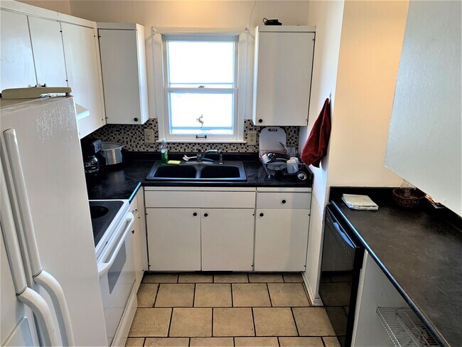 Foto del edificio - Washer & Dryer Included + Attached Garage + Fenced-in Backyard! Available August 1st!