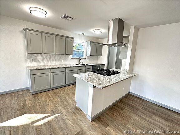 Kitchen - 139 W Kent St