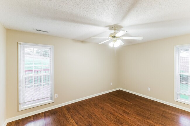 Building Photo - 112 Hayloft Ct