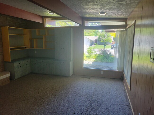 Foto del edificio - Very spacious 4 bedroom, 3 bathroom home i...