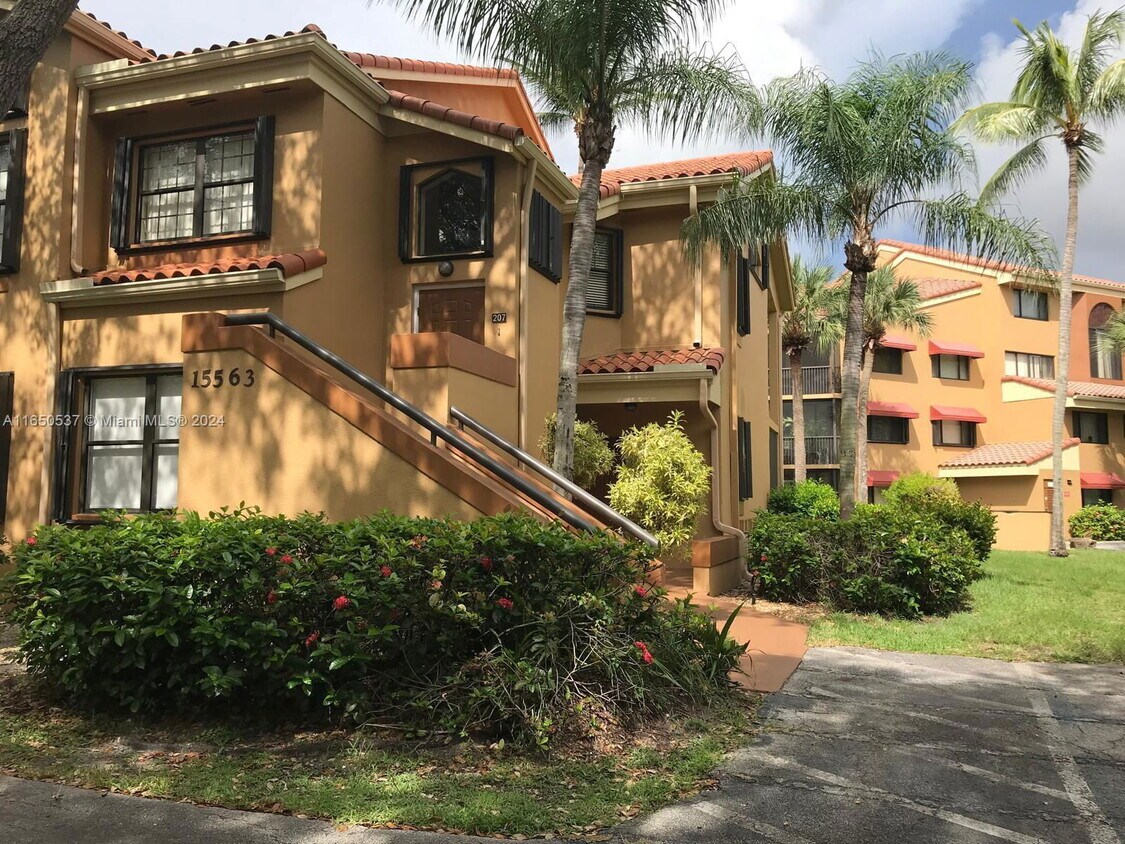 15563 N Miami Lakeway Unit 10717, Miami Lakes, FL 33014 Condo for
