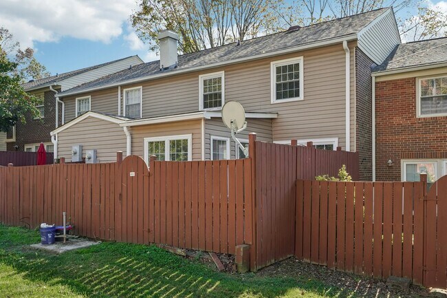 Building Photo - 3915 Valley Ct