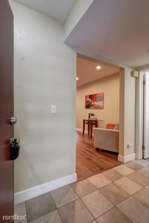 Building Photo - 14020 Juanita Dr NE