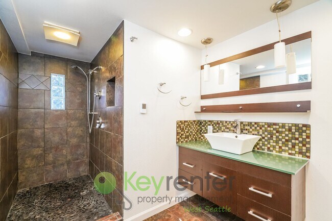 Building Photo - Elegant Three Bedroom Home Featuring Desig...