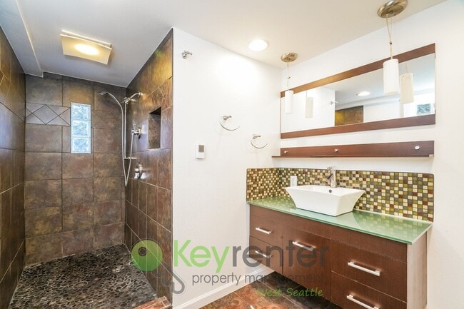 Foto del edificio - **Rent Special** Elegant Three Bedroom Hom...