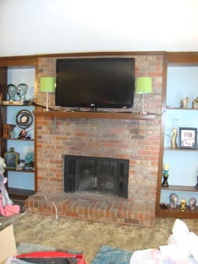 Building Photo - 1623 Huntington Dr