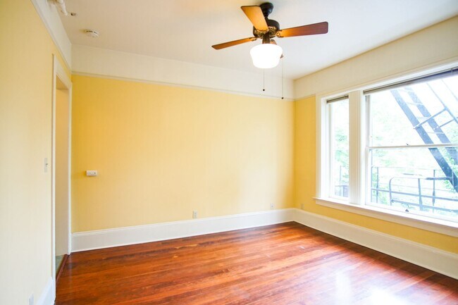 Foto del edificio - Vintage Studio w/Hardwoods & Large Sunny Windows