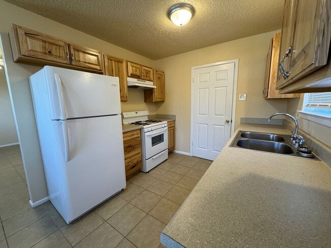 Building Photo - Cute 4-bedroom, 2-bathroom home with all c...