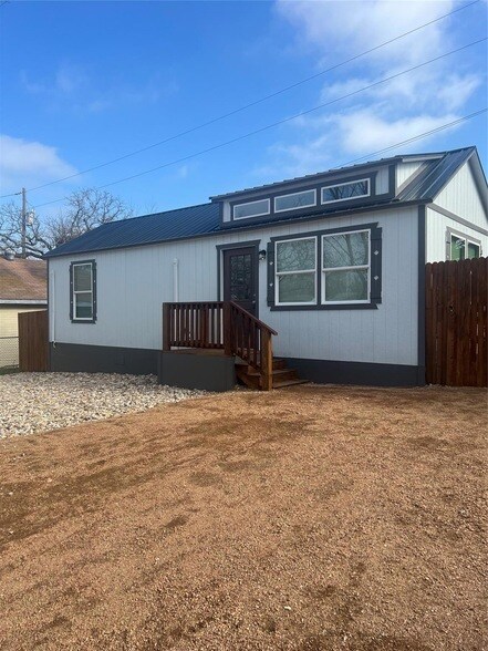 Primary Photo - 110 Red Oak Street