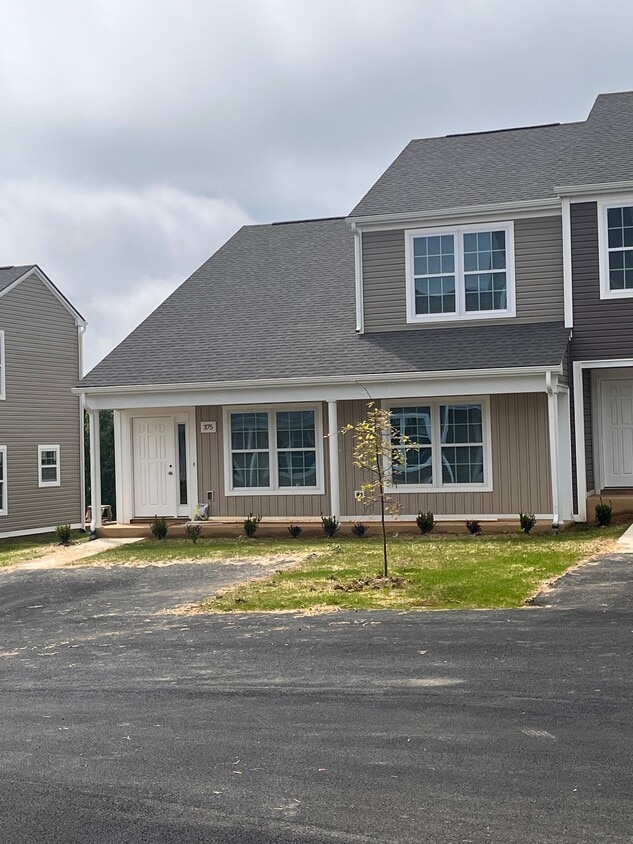 Building Photo - 375-395 Skylar Dr