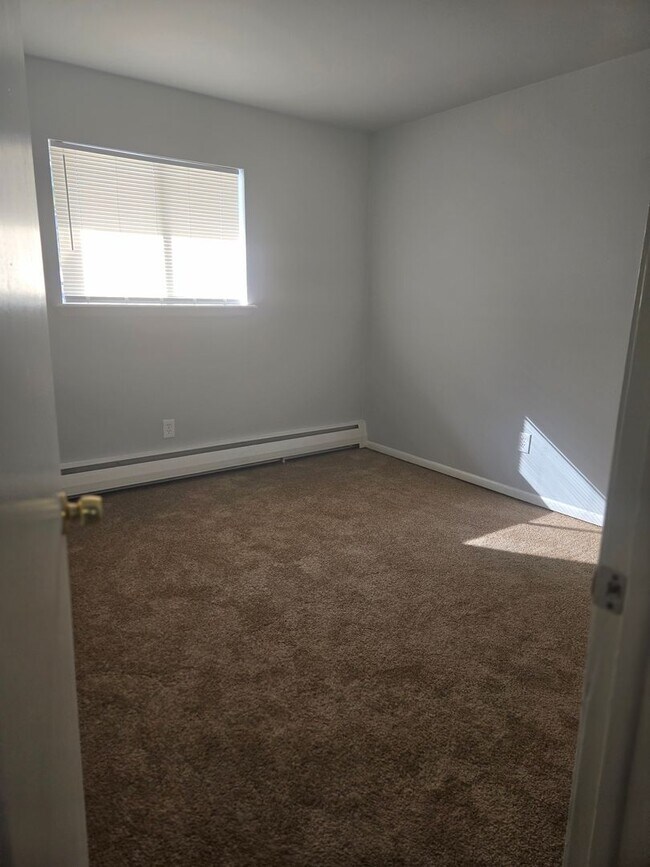 Foto del edificio - 2 bedrooms, 1 bathroom, 1st floor