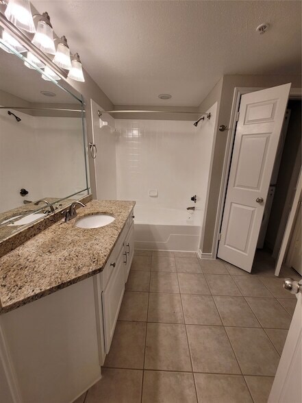 Building Photo - 1919 Post Oak Park Dr