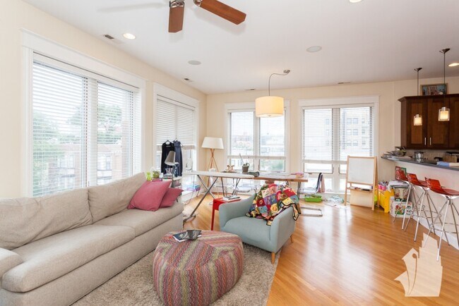 Foto del edificio - 1025 W Belmont Ave