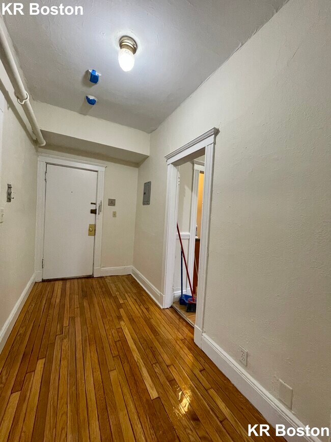 Building Photo - 14 Commonwealth Ter