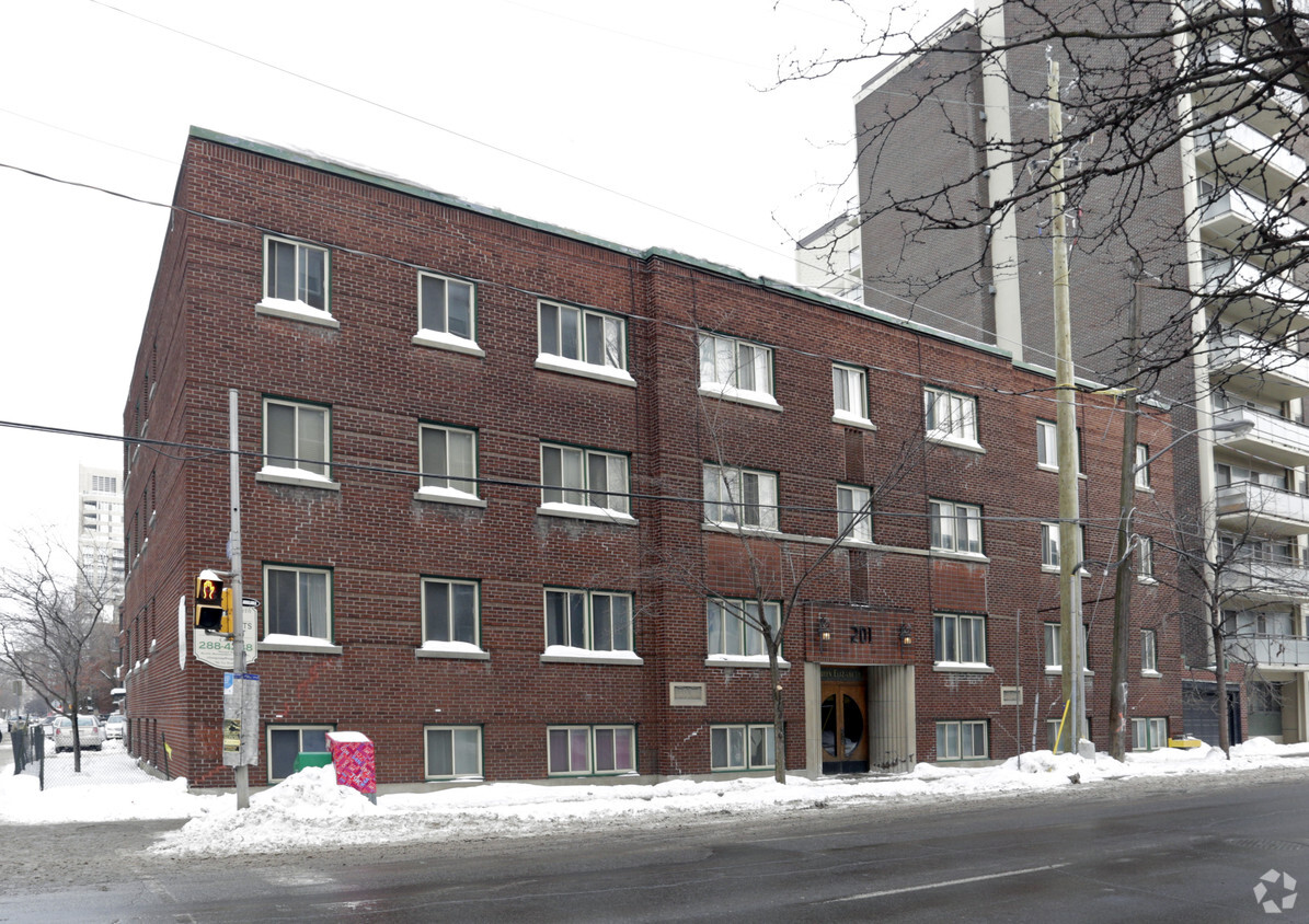 Primary Photo - Queen Elizabeth Apartments