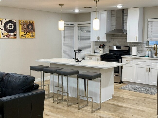 Foto del edificio - 5455 Birdwood Rd