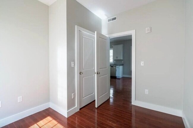 Building Photo - 33 Covington St