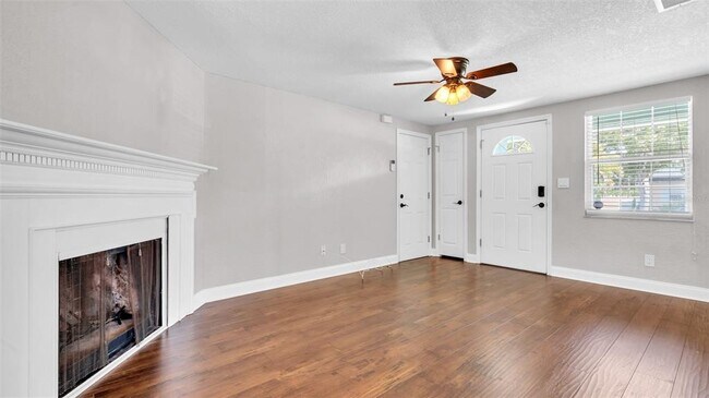 Building Photo - 203 80th Ave N