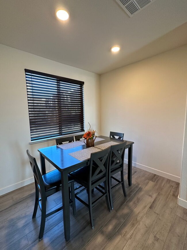 Building Photo - Fully Furnished beautiful 3-bedroom, 2.5-b...