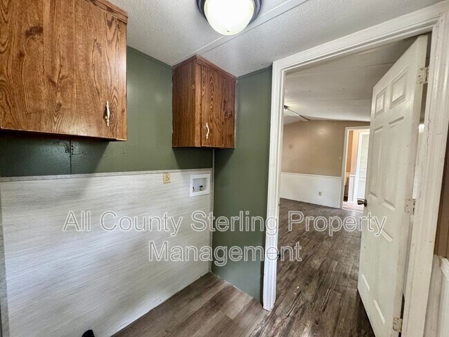 Building Photo - 137 SW Piston Glen