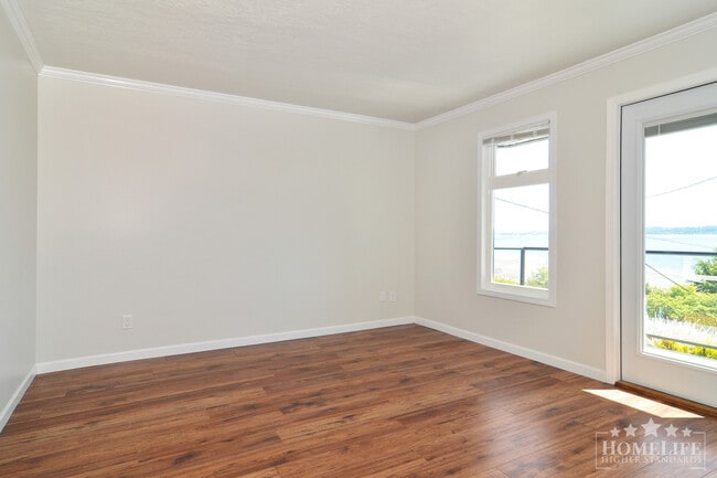 Building Photo - 14535 Sunset Dr
