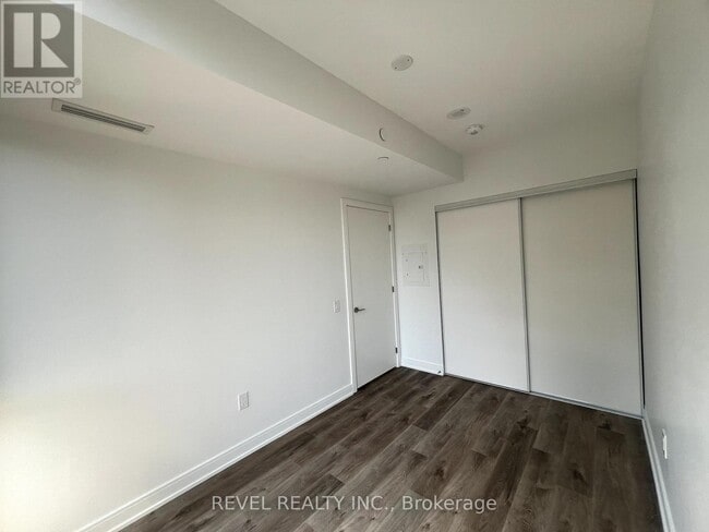 Building Photo - 3009-3009 Novar Rd