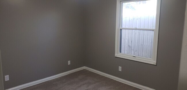 Building Photo - 2 bedroom 1 bath duplex