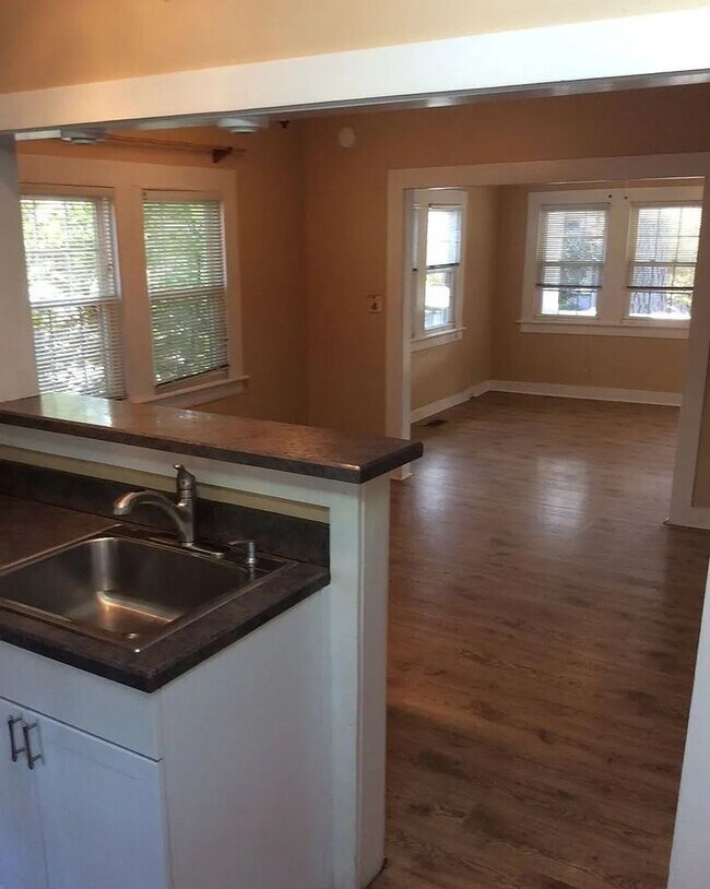 Foto del edificio - Charming 2-Bedroom 1 Bathroom Home located...