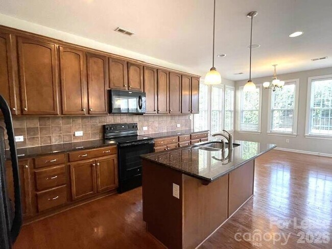 Foto del edificio - 10345 Falling Leaf Dr NW
