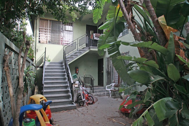 Foto del edificio - 2402-2404 2nd Ave
