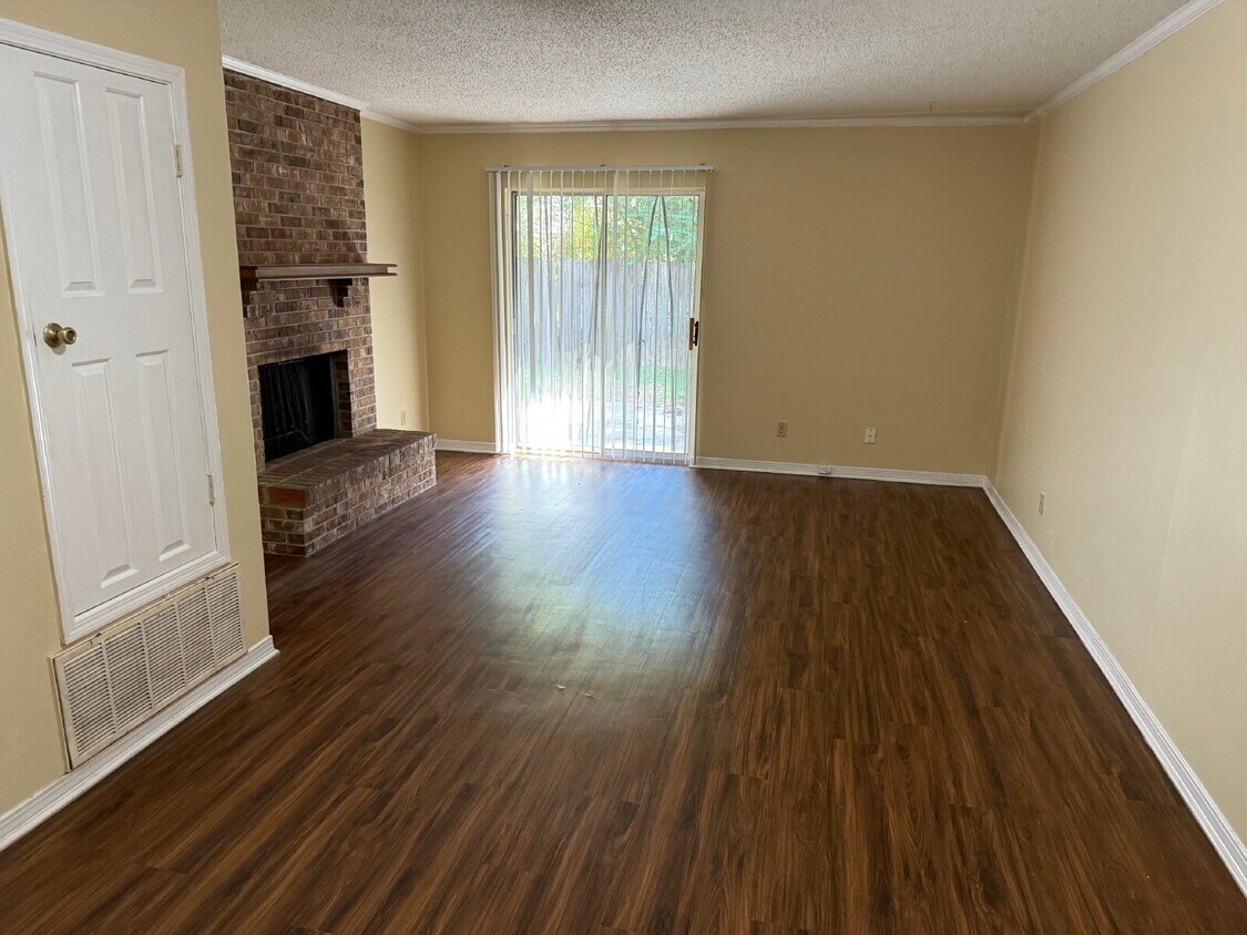 Foto principal - Freshly painted unit. Positioned along Navco Road, the home offers convenient access to major rou...