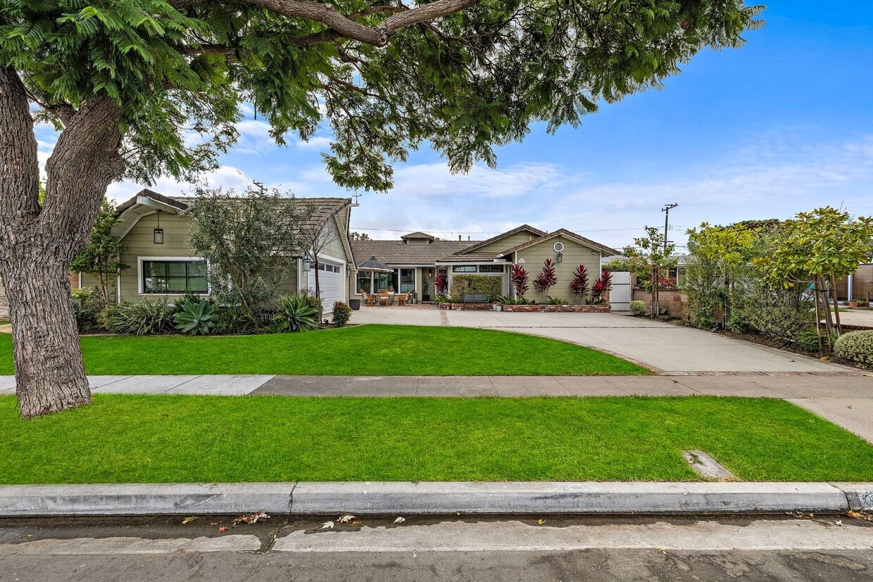 Primary Photo - Beautifully Remodeled Rossmoor Home in a P...