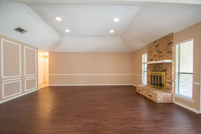 Building Photo - Beautifully Crafted 3-2-2 in Fort Worth! N...