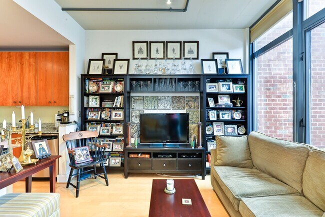 Foto del edificio - Gorgeous Light Filled 1Br Blocks to King St Metro