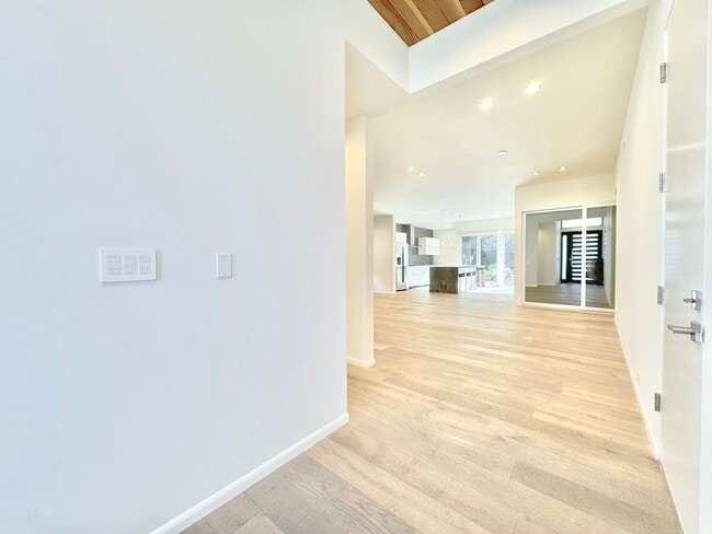 Building Photo - Beautiful Zen inspired modern 3 Bed + 3 Bath House + Garage + Private Yard