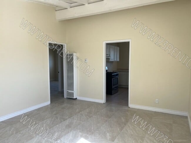 Building Photo - WEST LANCASTER 2BD/1BTH DUPLEX w/ BACKYARD