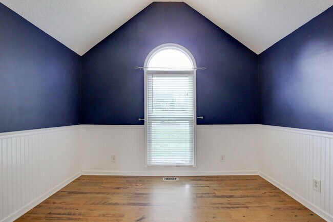 Foto del edificio - Two Story Home With Fireplace and Basement In Marymont