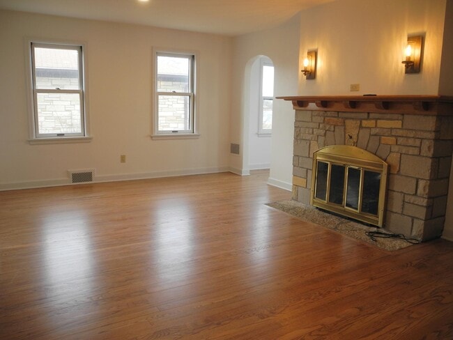 Living Room - 946 W Shore Dr
