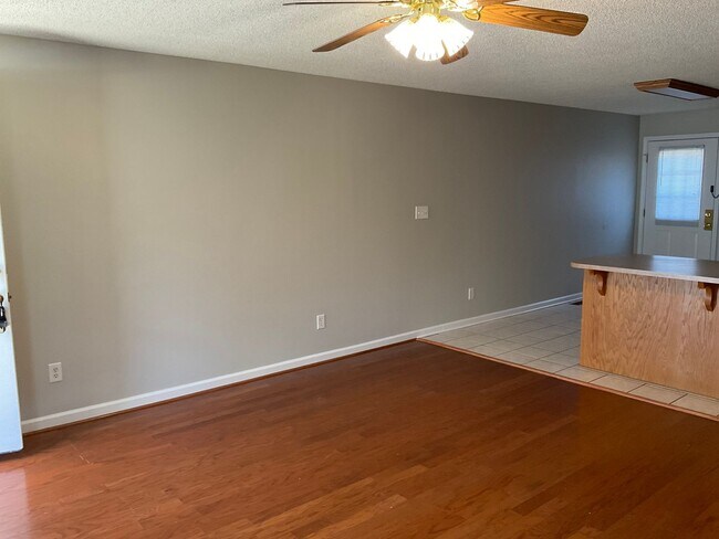 Building Photo - Duplex with 2 bedrooms, 1 bath