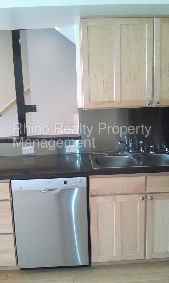 Building Photo - Downtown Loft! All the amenities