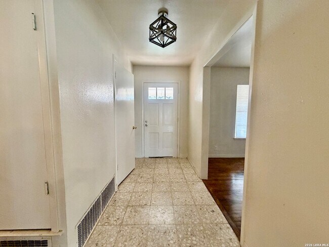 Foto del edificio - 115 Encino Grande St